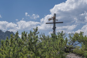 Hinterer Adlerkopf mit Kreuz